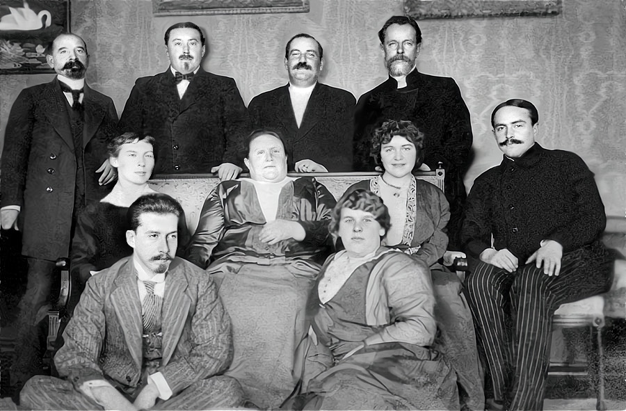 Фото из архива семьи Суворовых. В центре - М.А.Попова.